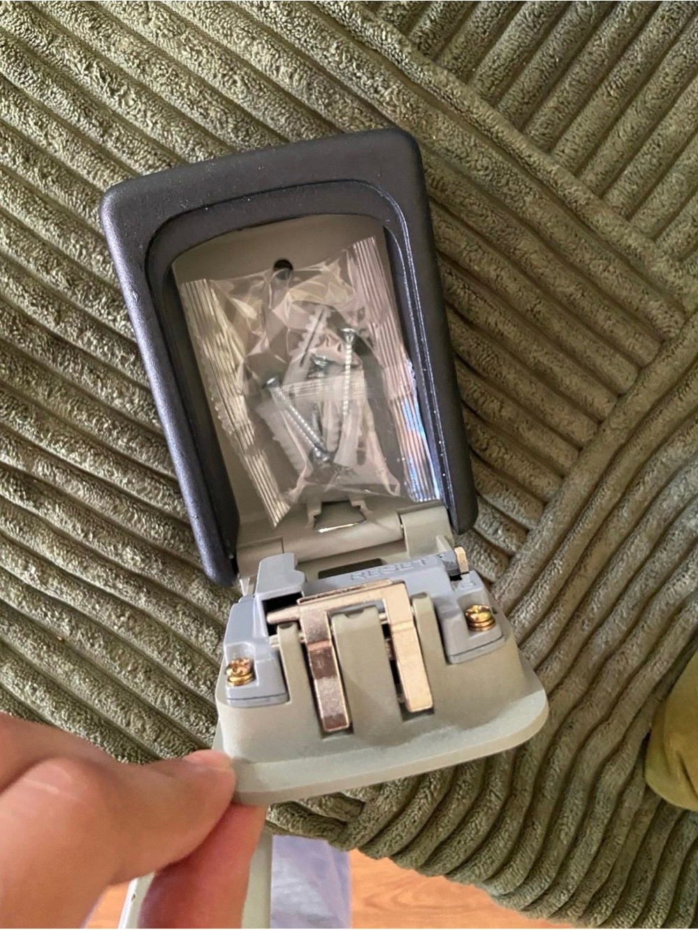 Green Key Lock Box - Secure Weatherproof Key Safe - Picture 3 of 4